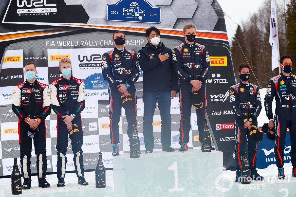 Podium: Vainqueurs Ott Tänak, Martin Järveoja, Hyundai Motorsport Hyundai i20 Coupe WRC, deuxième place Kalle Rovanperä, Jonne Halttunen, Toyota Gazoo Racing WRT Toyota Yaris WRC, troisième place Thierry Neuville, Martijn Wydaeghe, Hyundai Motorsport Hyundai i20 Coupe WRC
