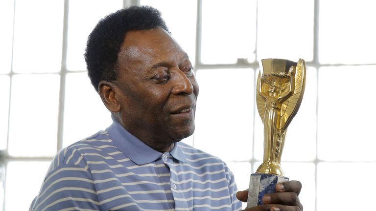 Pelé avec sa réplique du trophée de la Coupe du monde 1958