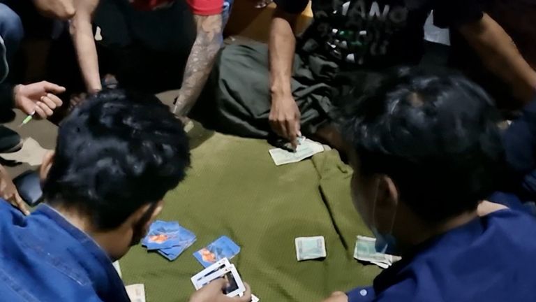 Un jeu de cartes a été utilisé pour passer le temps pendant les heures de couvre-feu