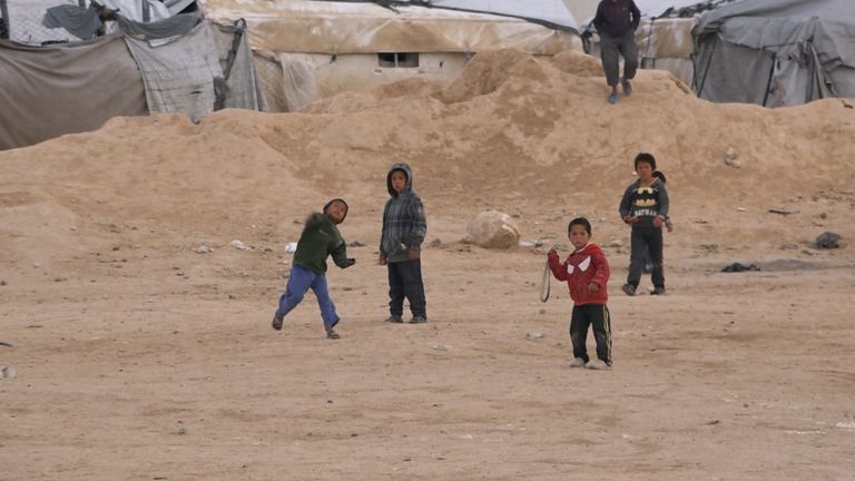 Enfants d'Al Hol jetant des pierres
