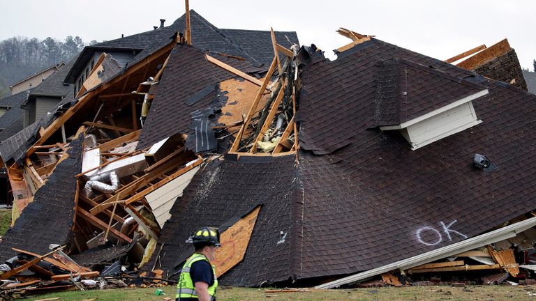 Au moins cinq personnes sont mortes dans les tornades.  Pic: Presse associée