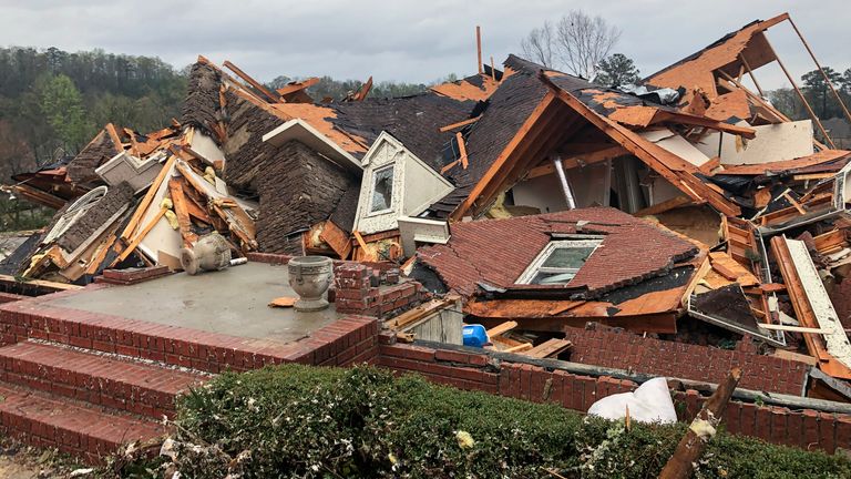 Les maisons ont été détruites dans les tempêtes.  Pic: Presse associée