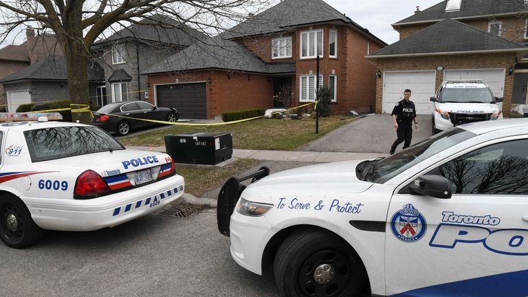 Les véhicules de police sont garés devant la maison d'Alek Minassian, un jour après que plusieurs personnes ont été frappées le long d'une grande intersection du nord de Toronto, Ontario, Canada, le 24 avril 2018