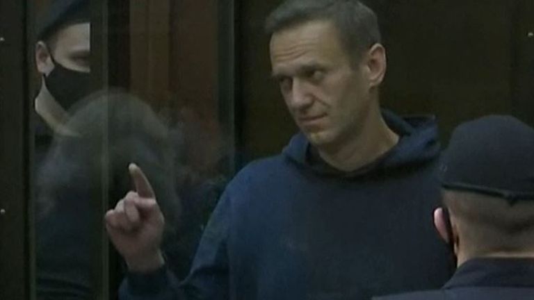 Alexei Navalny dessine un cœur alors qu'il est condamné à la prison