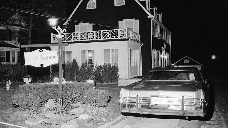 La police et des membres du bureau du coroner du comté de Suffolk enquêtent sur le meurtre de six personnes retrouvées abattues à Amityville, New York, le 14 novembre 1974. Les six corps appartenaient à la famille Ronald DeFeo et ont été découverts par un autre membre de la famille tôt mercredi soir. .  (Photo AP / Richard Drew)
