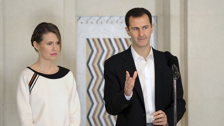 Le président syrien Bashar al-Assad se tient à côté de son épouse Asma, alors qu'il s'adresse aux soldats blessés et à leurs mères lors d'une célébration marquant la fête des mères syriennes à Damas