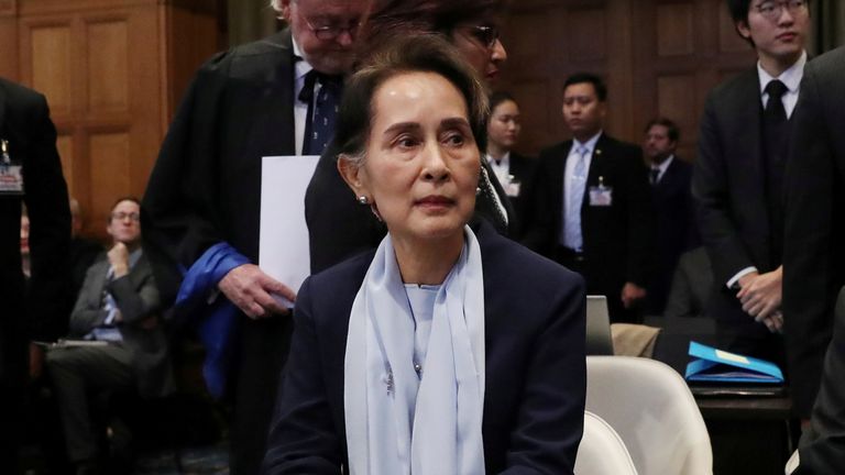 PHOTO DE DOSSIER: Le chef du Myanmar Aung San Suu Kyi assiste à une audience le deuxième jour des audiences dans une affaire déposée par la Gambie contre le Myanmar alléguant un génocide contre la population musulmane minoritaire Rohingya, à la Cour internationale de Justice (CIJ) à La Haye, Pays-Bas en décembre 11 novembre 2019. REUTERS / Yves Herman / File Photo