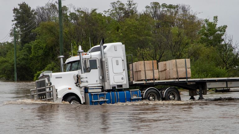 Un camion traverse une route inondée à Old Pitt Town au nord-ouest de Sydney.  Pic: AP