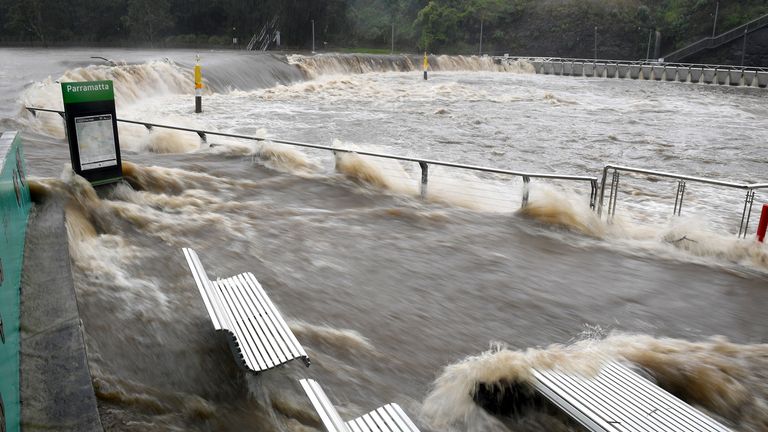 La rivière Parramatta gonflée déborde en Nouvelle-Galles du Sud