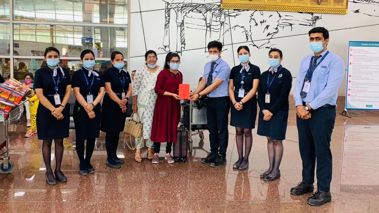 Le Dr Nazir a ensuite été remercié par le personnel de la compagnie aérienne.  Pic: IndiGo