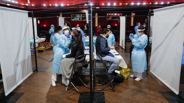 Les spectateurs sont testés pour COVID-19 devant un public de 5000 personnes lors d'un concert à Barcelone