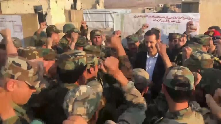 Le président Assad parmi les troupes