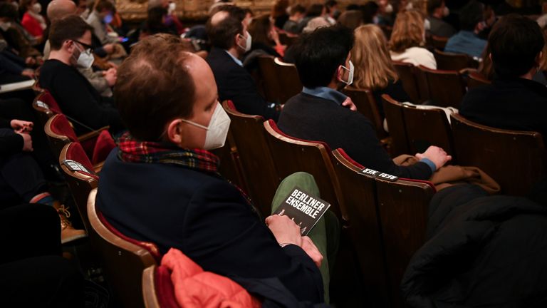 Les gens s'assoient au théâtre Berliner Ensemble avant le début de la production 