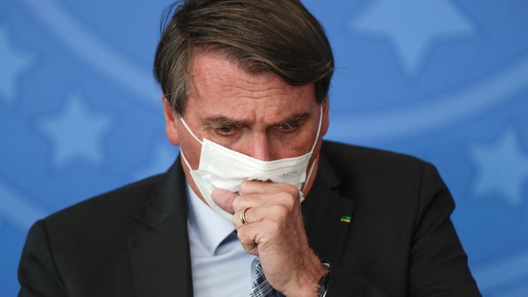 Le président portait un masque pour la première fois depuis des mois mercredi