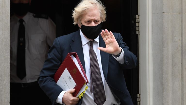 Le premier ministre Boris Johnson quitte le 10 Downing Street pour assister aux questions du premier ministre aux Chambres du Parlement, Londres