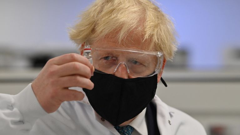Le Premier ministre Boris Johnson tenant un flacon de vaccin Oxford / AstraZeneca