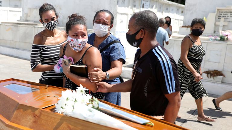 Les proches de Luiz Alves, 63 ans, lors de ses funérailles à Rio - Le Brésil a le deuxième plus grand nombre de morts par COVID au monde