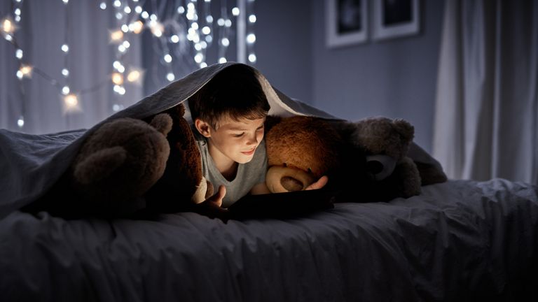 Les enfants tirent leurs histoires au coucher de la technologie