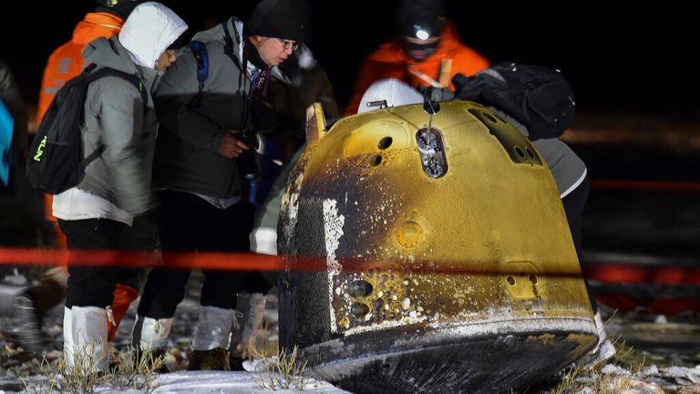 DOSSIER - Dans ce 17 décembre 2020, une photo d'archive publiée par l'agence de presse Xinhua, des membres de l'équipe de récupération vérifient la capsule de la sonde Chang'e 5 après son atterrissage réussi dans le district de Siziwang, dans la région autonome de Mongolie intérieure, au nord de la Chine.  La Chine et la Russie ont déclaré qu'elles construiraient une station de recherche lunaire, éventuellement à la surface de la lune, marquant le début d'une nouvelle ère dans la coopération spatiale entre les deux pays.  (Ren Junchuan / Xinhua via AP, fichier)


