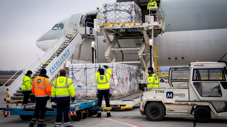La cargaison du vaccin COVID-19 de Sinopharm arrive à l'aéroport de Budapest
