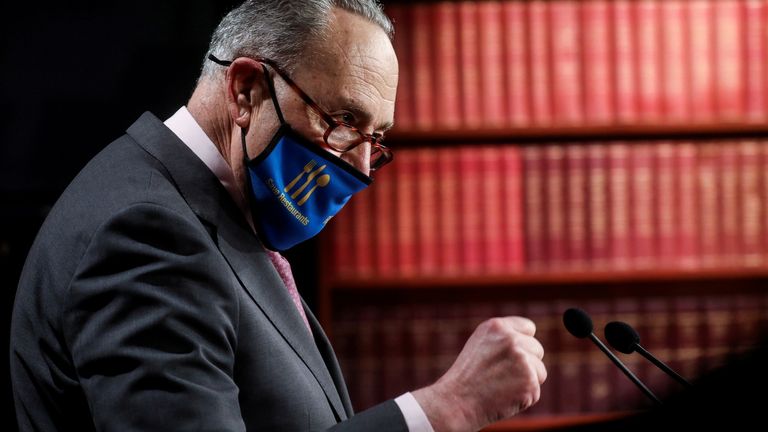 Le chef de la majorité au Sénat, Chuck Schumer (D-NY), parle des efforts déployés pour faire passer une nouvelle vague de soulagement de la maladie à coronavirus (COVID-19) alors que les dirigeants démocrates du Sénat tiennent une conférence de presse au Capitole des États-Unis à Washington, aux États-Unis, le 2 mars 2021. REUTERS / Leah Millis / fichier photo