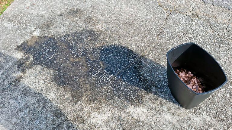 Une tache sur l'allée où les pièces ont été trouvées.  Pic Associated Press