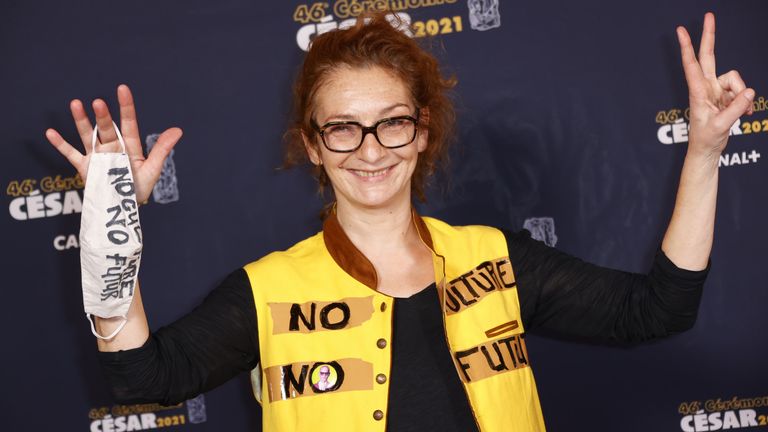 Mme Masiero avant sa manifestation aux Cesar Awards