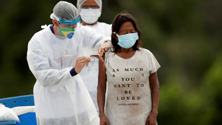 Une femme d'Amazonas reçoit un vaccin - mais le Brésil a vacciné moins de 5% de sa population 