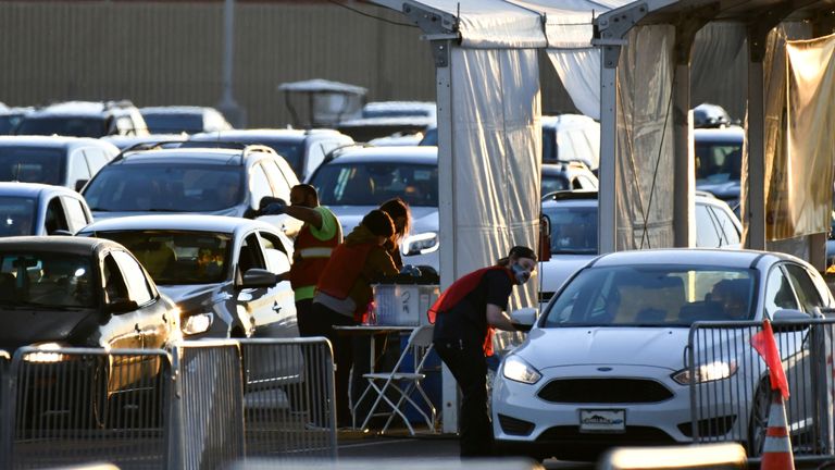 Un centre de vaccination de masse à Pheonix, en Arizona, où toute personne de plus de 16 ans peut se faire vacciner