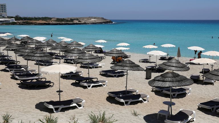Transats vides à Nissi Beach à Chypre