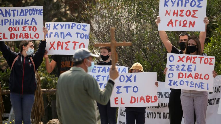 Des gens ont manifesté devant la Cyprus Broadcasting Corporation à Nicosie