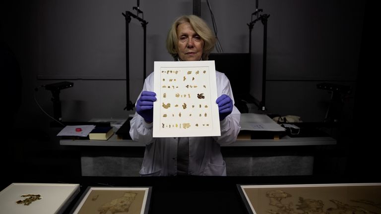 Ce sont les premiers nouveaux rouleaux découverts lors de fouilles archéologiques dans le désert au sud de Jérusalem en 60 ans.  Pic: AP