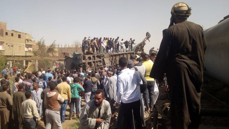 Les gens inspectent les dégâts après la collision de deux trains près de la ville de Sohag, en Égypte, le 26 mars 2021. REUTERS / Stringer PAS DE REVENTE.  PAS D'ARCHIVES