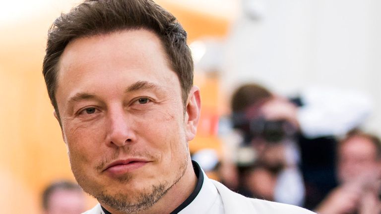 DOSSIER - Dans cette photo d'archive du 7 mai 2018, Elon Musk assiste au gala-bénéfice du Metropolitan Museum of Art's Costume Institute pour célébrer l'ouverture de l'exposition Heavenly Bodies: Fashion and the Catholic Imagination à New York.  Le PDG de Tesla, Musk, se moque apparemment de l'agence gouvernementale qui l'a accusé de duper les investisseurs quelques jours à peine après avoir négocié un règlement pour conserver son emploi.  (Photo par Charles Sykes / Invision / AP, dossier)


