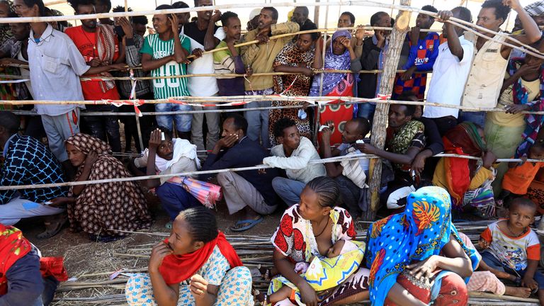 Les Éthiopiens qui ont fui les combats en cours dans la région du Tigré se rassemblent pour recevoir une aide humanitaire dans le camp d'Um-Rakoba, à la frontière entre le Soudan et l'Éthiopie
