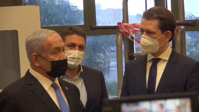 Le chancelier autrichien Sebastian Kurz (à droite) a rencontré le Premier ministre israélien Benjamin Netanyahu (à gauche) pour se procurer plus de vaccins