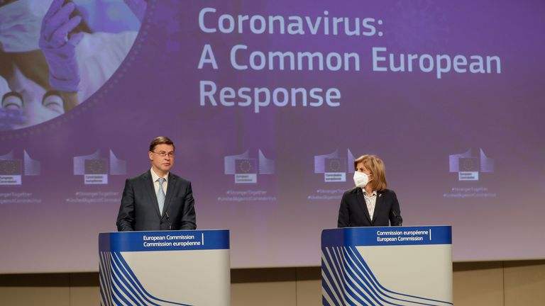 Commissaire européenne à la santé et à la sécurité alimentaire Stella Kyriakides et vice-président Valdis Dombrovskis