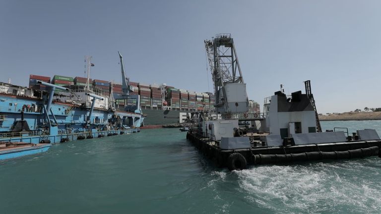 Navire échoué jamais donné, l'un des plus grands porte-conteneurs du monde, est vu après qu'il s'est échoué, dans le canal de Suez, en Égypte