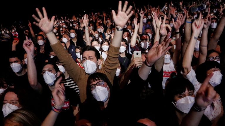 Les gens assistent au premier concert massif depuis le début de la pandémie de COVID-19 à Barcelone