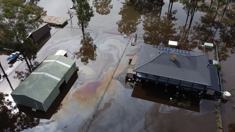 Des centaines de personnes ont été sauvées des inondations