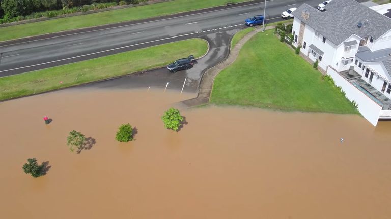 Une image fixe tirée d'une vidéo montre une zone inondée suite à de fortes pluies à Port Macquarie