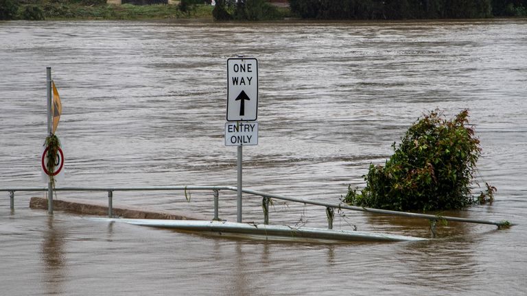 Des débris flottent sur la rivière Nepean à Jamisontown, à la périphérie ouest de Sydney.  Pic: AP