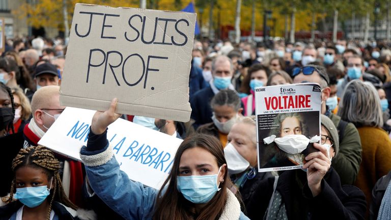 Les gens rendent hommage au professeur décapité Samuel Paty à Paris
