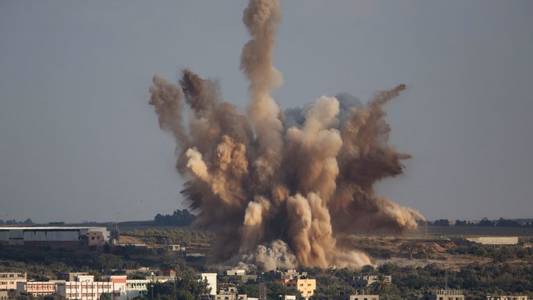 La fumée monte dans la ville de Gaza après une frappe aérienne israélienne en août 2014