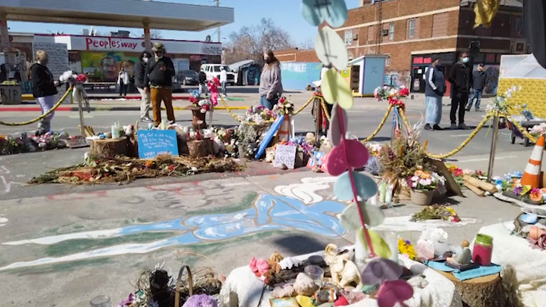 De nombreux personnes en deuil ont laissé des hommages à l'endroit où George Floyd est mort