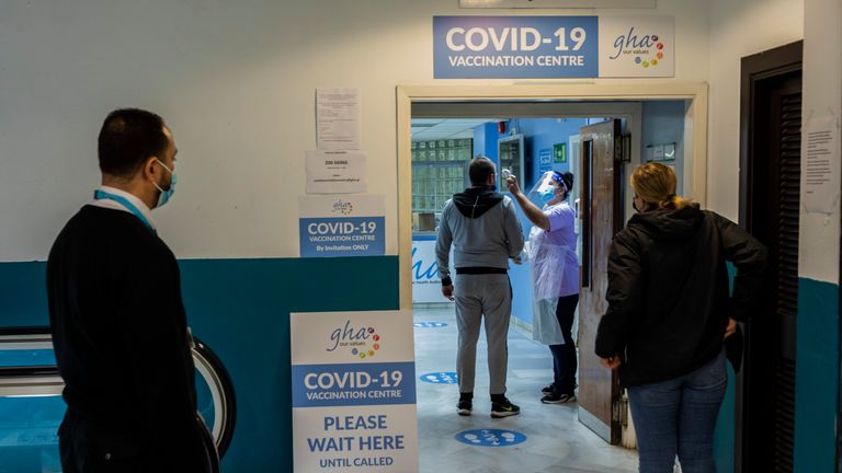 Les gens font la queue pour les vaccinations COVID-19 à Gibraltar.  Pic: AP