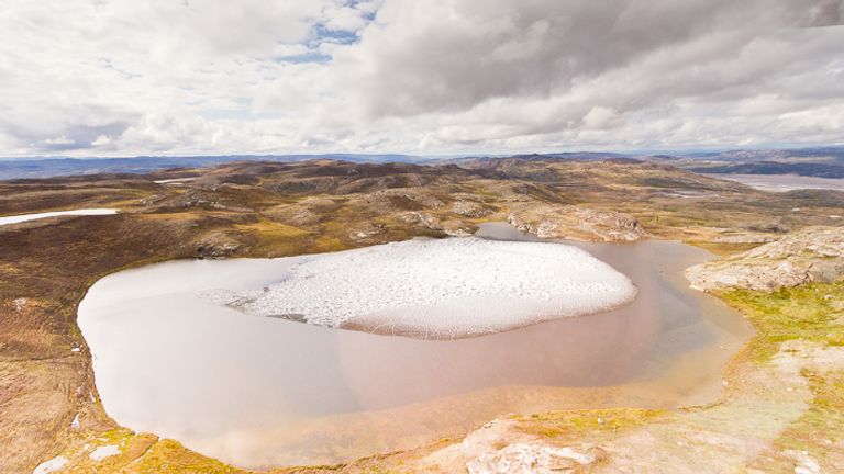 La majeure partie du Groenland est recouverte de glace aujourd'hui.  Mais une nouvelle étude montre qu'au cours du dernier million d'années, elle a fondu et s'est recouverte d'une toundra verte, peut-être comme cette vue de l'est du Groenland, près de l'océan.  La recherche fournit des preuves solides que le Groenland est plus sensible au changement climatique qu'on ne le pensait auparavant - et qu'il risque de fondre de manière irréversible.  (Photo: Joshua Brown)