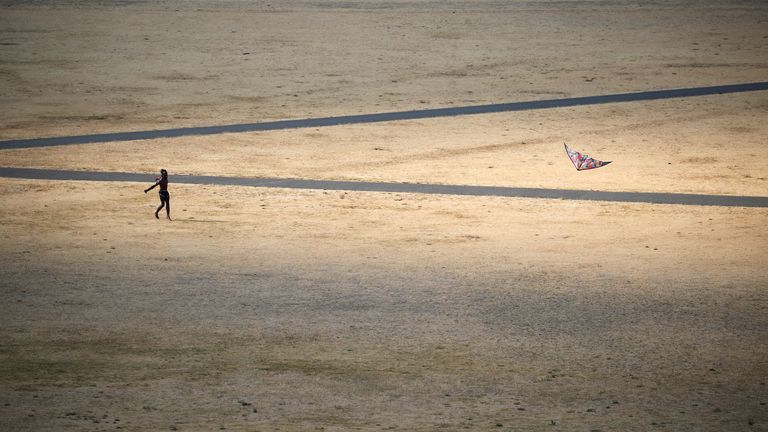 Un homme vole un cerf-volant à Greenwich Park, Londres, Grande-Bretagne, 25 juillet 2018