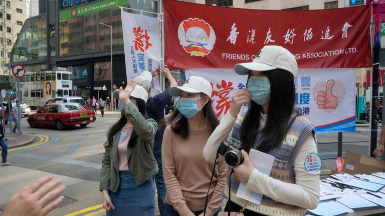 Les membres du personnel pro-Chine recueillent des signatures soutenant les modifications des règles électorales à Hong Kong