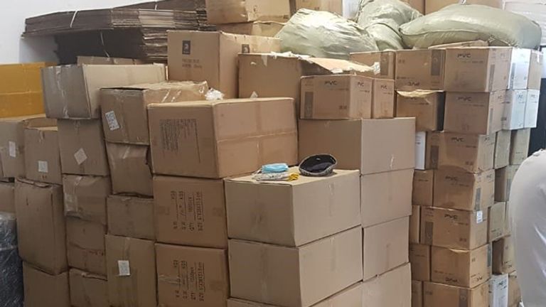 La police sud-africaine a saisi des centaines de faux vaccins COVID-19 et a procédé à plusieurs arrestations à la suite d'une alerte mondiale lancée par Interpol.  Pic: Interpol